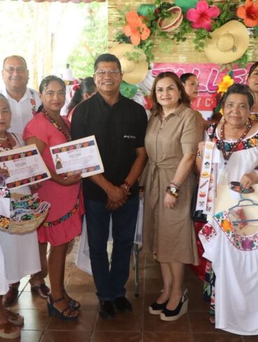 Autoridades del DIF Municipal y Gobierno de Nacajuca durante la clausura de los Talleres de Corte y Confección que fortalecen el desarrollo de mujeres en Tabasco.