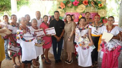 Autoridades del DIF Municipal y Gobierno de Nacajuca durante la clausura de los Talleres de Corte y Confección que fortalecen el desarrollo de mujeres en Tabasco.