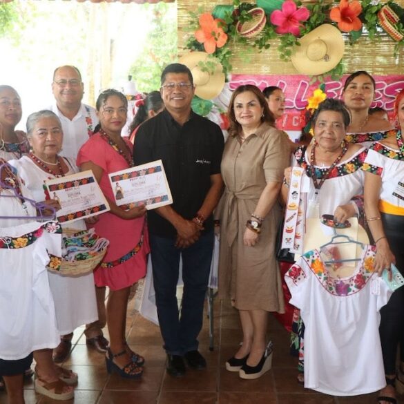 Autoridades del DIF Municipal y Gobierno de Nacajuca durante la clausura de los Talleres de Corte y Confección que fortalecen el desarrollo de mujeres en Tabasco.