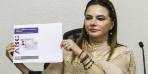 Consejera del INE Carla Humphrey muestra el documento ABC de la Credencial para Votar durante conferencia de prensa