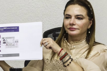 Consejera del INE Carla Humphrey muestra el documento ABC de la Credencial para Votar durante conferencia de prensa