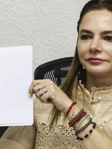 Consejera del INE Carla Humphrey muestra el documento ABC de la Credencial para Votar durante conferencia de prensa