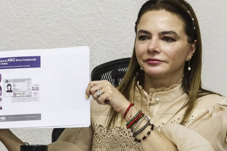 Consejera del INE Carla Humphrey muestra el documento ABC de la Credencial para Votar durante conferencia de prensa