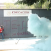 Integrante de la CNTE participa en una protesta frente a instalaciones educativas en Ciudad de México durante las movilizaciones magisteriales de junio de 2026.