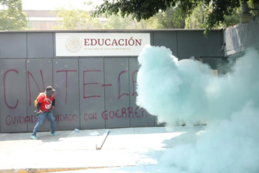 Integrante de la CNTE participa en una protesta frente a instalaciones educativas en Ciudad de México durante las movilizaciones magisteriales de junio de 2026.