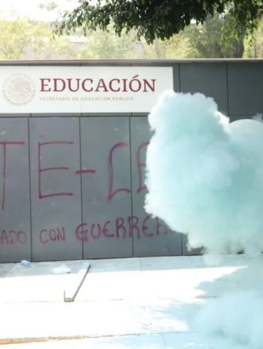 Integrante de la CNTE participa en una protesta frente a instalaciones educativas en Ciudad de México durante las movilizaciones magisteriales de junio de 2026.
