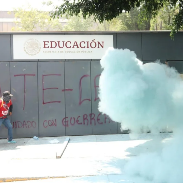 Integrante de la CNTE participa en una protesta frente a instalaciones educativas en Ciudad de México durante las movilizaciones magisteriales de junio de 2026.