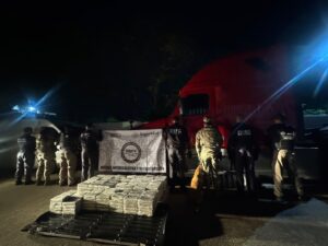 Elementos de seguridad resguardan un tractocamión donde fueron asegurados 254 kilogramos de cocaína en Cárdenas, Tabasco.