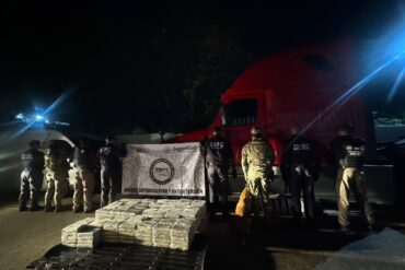 Elementos de seguridad resguardan un tractocamión donde fueron asegurados 254 kilogramos de cocaína en Cárdenas, Tabasco.