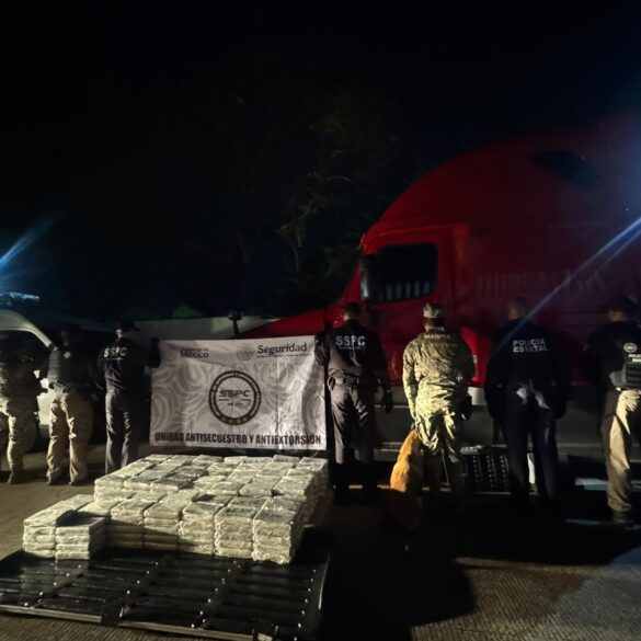 Elementos de seguridad resguardan un tractocamión donde fueron asegurados 254 kilogramos de cocaína en Cárdenas, Tabasco.