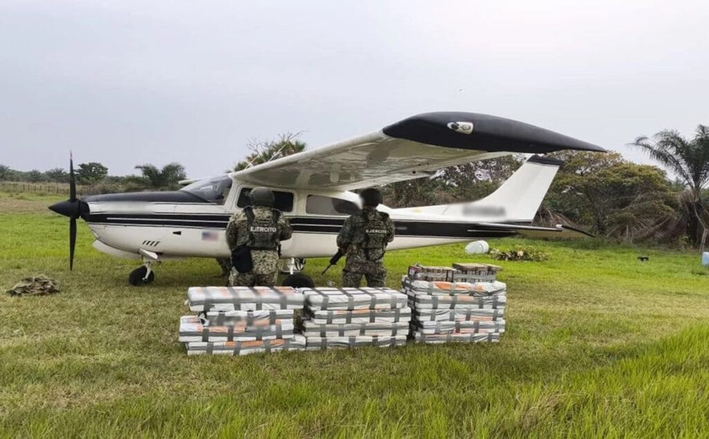 Militares custodian una aeronave utilizada presuntamente para transportar cocaína en Balancán, Tabasco.