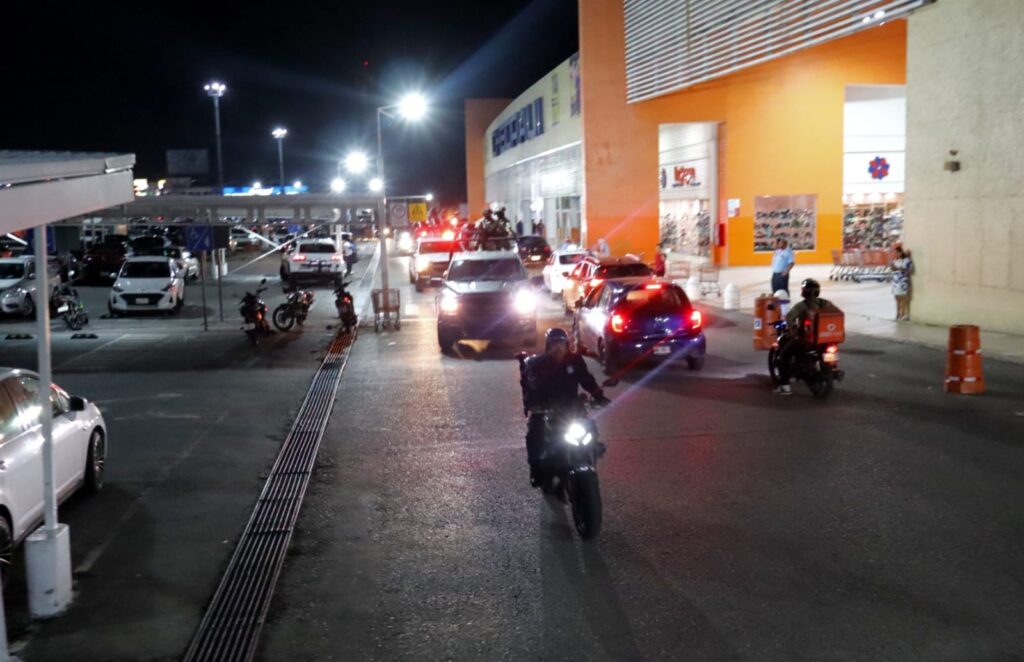 Elementos de seguridad realizan recorridos preventivos y vigilancia en una zona comercial de Tabasco.