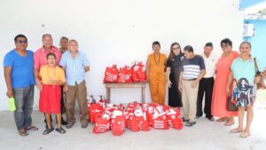 Autoridades del DIF Nacajuca entregan despensas y conviven con personas adultas mayores en el Asilo San Judas Tadeo de Tabasco.