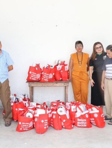 Autoridades del DIF Nacajuca entregan despensas y conviven con personas adultas mayores en el Asilo San Judas Tadeo de Tabasco.