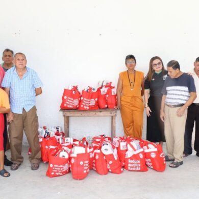 Autoridades del DIF Nacajuca entregan despensas y conviven con personas adultas mayores en el Asilo San Judas Tadeo de Tabasco.