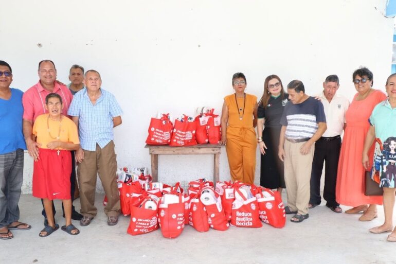 Autoridades del DIF Nacajuca entregan despensas y conviven con personas adultas mayores en el Asilo San Judas Tadeo de Tabasco.