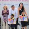 Javier May entrega paquetes de libros de texto gratuitos a estudiantes durante el arranque de distribución para el ciclo escolar 2026-2027.