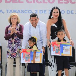 Javier May entrega paquetes de libros de texto gratuitos a estudiantes durante el arranque de distribución para el ciclo escolar 2026-2027.