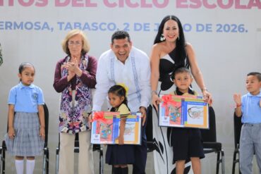 Javier May entrega paquetes de libros de texto gratuitos a estudiantes durante el arranque de distribución para el ciclo escolar 2026-2027.