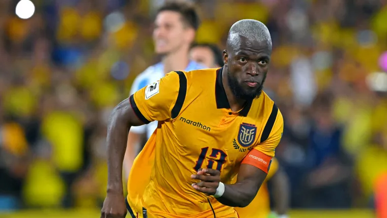 Enner Valencia con la playera amarilla de Ecuador en carrera durante un partido de la selección ecuatoriana