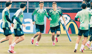 Jugadores de la Selección Mexicana realizan ejercicios durante el entrenamiento previo al duelo de dieciseisavos de final frente a Ecuador en el Mundial 2026.