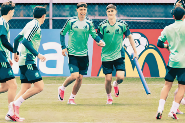 Jugadores de la Selección Mexicana realizan ejercicios durante el entrenamiento previo al duelo de dieciseisavos de final frente a Ecuador en el Mundial 2026.
