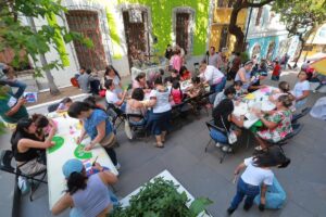 Participantes disfrutan de las actividades culturales de Escalinatas del Arte en la Zona Luz de Villahermosa.