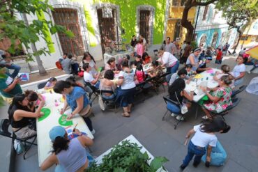 Participantes disfrutan de las actividades culturales de Escalinatas del Arte en la Zona Luz de Villahermosa.