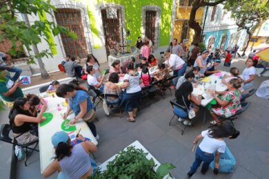 Participantes disfrutan de las actividades culturales de Escalinatas del Arte en la Zona Luz de Villahermosa.