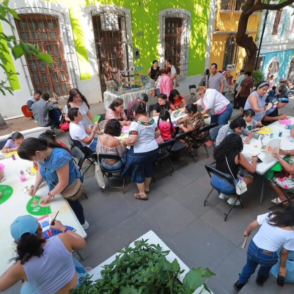 Participantes disfrutan de las actividades culturales de Escalinatas del Arte en la Zona Luz de Villahermosa.