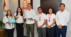 Estudiantes de Tabasco de la UJAT reciben reconocimiento tras ganar la medalla de bronce en INFOMATRIX 2026 con el proyecto GestoBot.