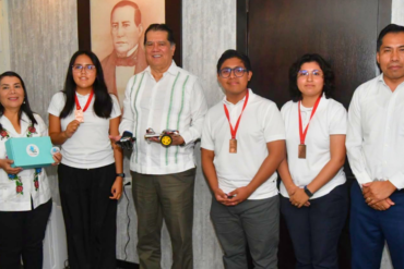 Estudiantes de Tabasco de la UJAT reciben reconocimiento tras ganar la medalla de bronce en INFOMATRIX 2026 con el proyecto GestoBot.