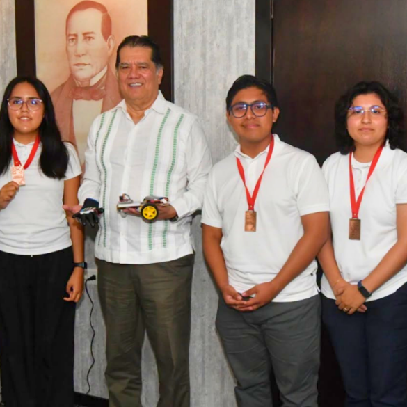 Estudiantes de Tabasco de la UJAT reciben reconocimiento tras ganar la medalla de bronce en INFOMATRIX 2026 con el proyecto GestoBot.