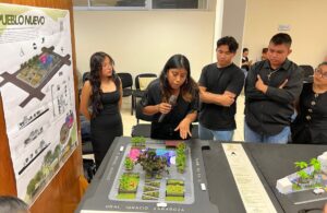 Estudiantes de la UJAT presentan propuestas de intervención urbana para espacios públicos de Villahermosa ante autoridades del IMPLAN de Centro.
