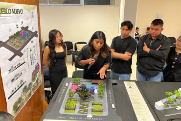 Estudiantes de la UJAT presentan propuestas de intervención urbana para espacios públicos de Villahermosa ante autoridades del IMPLAN de Centro.