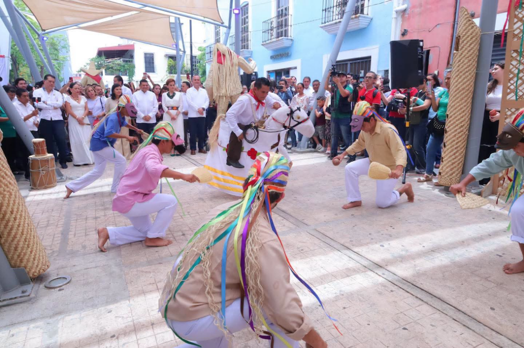 Danzantes con máscaras y cintas de colores ejecutan el Baile Viejo de la colonia Atasta de Serra en el Andador Cultural Manuel Sánchez Mármol durante el Festival Villahermosa 2026