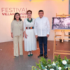 La alcaldesa Yolanda Osuna Huerta, la directora de Sepomex Violeta Giorgina Abreu González y el gobernador Javier May Rodríguez posan junto al Timbre Postal Conmemorativo por los 200 años de Villahermosa como ciudad, durante el Festival Villahermosa 2026
