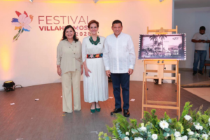 La alcaldesa Yolanda Osuna Huerta, la directora de Sepomex Violeta Giorgina Abreu González y el gobernador Javier May Rodríguez posan junto al Timbre Postal Conmemorativo por los 200 años de Villahermosa como ciudad, durante el Festival Villahermosa 2026