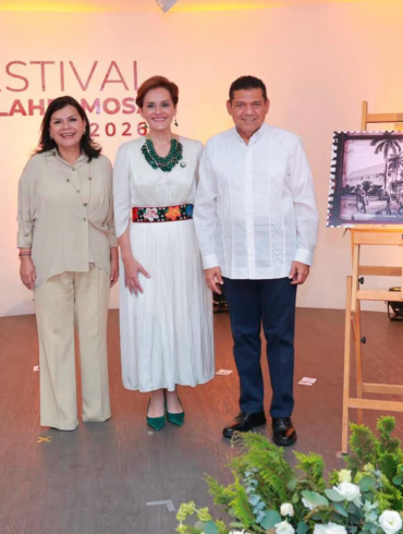 La alcaldesa Yolanda Osuna Huerta, la directora de Sepomex Violeta Giorgina Abreu González y el gobernador Javier May Rodríguez posan junto al Timbre Postal Conmemorativo por los 200 años de Villahermosa como ciudad, durante el Festival Villahermosa 2026