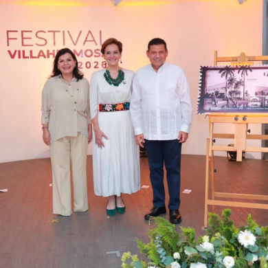 La alcaldesa Yolanda Osuna Huerta, la directora de Sepomex Violeta Giorgina Abreu González y el gobernador Javier May Rodríguez posan junto al Timbre Postal Conmemorativo por los 200 años de Villahermosa como ciudad, durante el Festival Villahermosa 2026