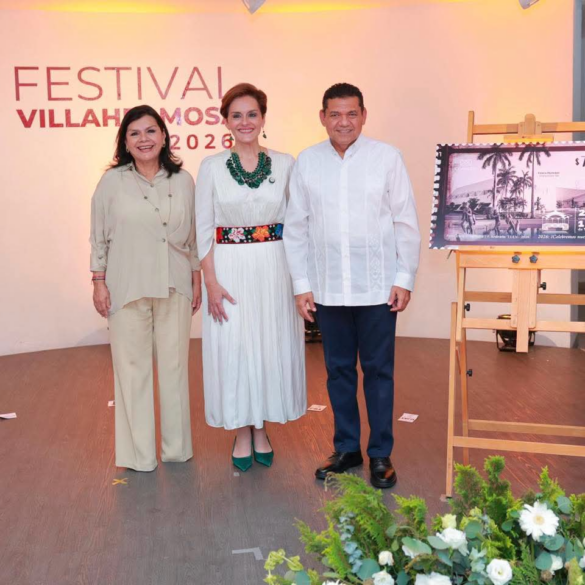 La alcaldesa Yolanda Osuna Huerta, la directora de Sepomex Violeta Giorgina Abreu González y el gobernador Javier May Rodríguez posan junto al Timbre Postal Conmemorativo por los 200 años de Villahermosa como ciudad, durante el Festival Villahermosa 2026