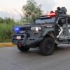 Vehículo blindado de la FIRT Olmeca circula durante operativo de seguridad en Tabasco.
