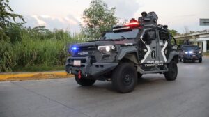 Vehículo blindado de la FIRT Olmeca circula durante operativo de seguridad en Tabasco.