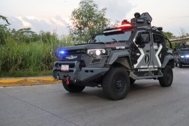 Vehículo blindado de la FIRT Olmeca circula durante operativo de seguridad en Tabasco.