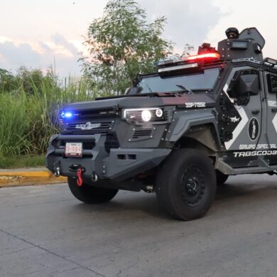 Vehículo blindado de la FIRT Olmeca circula durante operativo de seguridad en Tabasco.