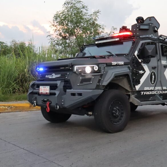 Vehículo blindado de la FIRT Olmeca circula durante operativo de seguridad en Tabasco.