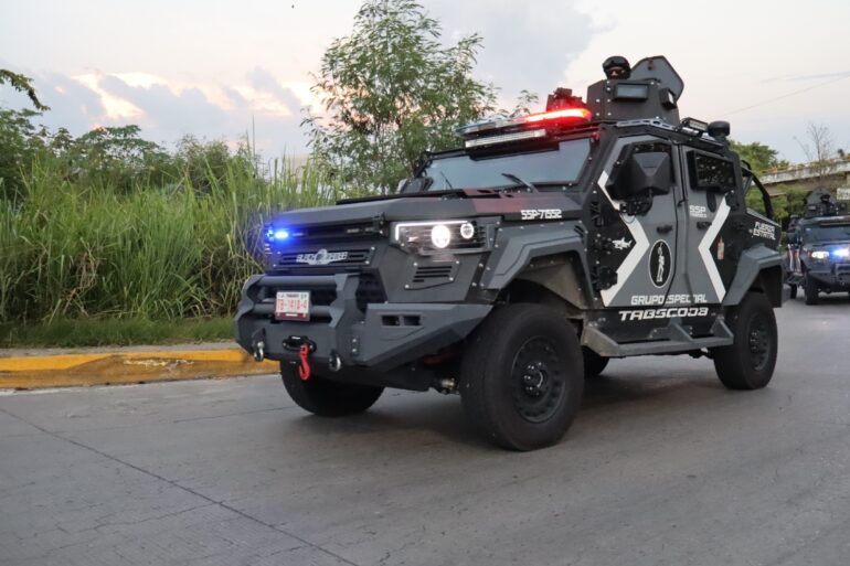 Vehículo blindado de la FIRT Olmeca circula durante operativo de seguridad en Tabasco.