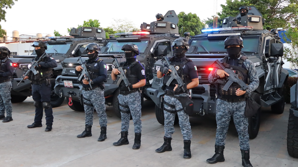 Elementos tácticos de seguridad permanecen junto a unidades blindadas durante operativo en Tabasco.