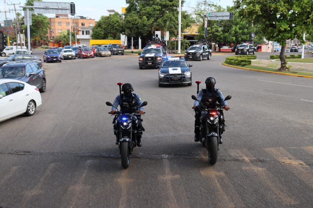 Vehículo blindado de la FIRT Olmeca circula durante operativo de seguridad en Tabasco.