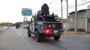 Unidad blindada del Grupo Especial Tabscoob circula durante operativo de seguridad en Centro, Tabasco.